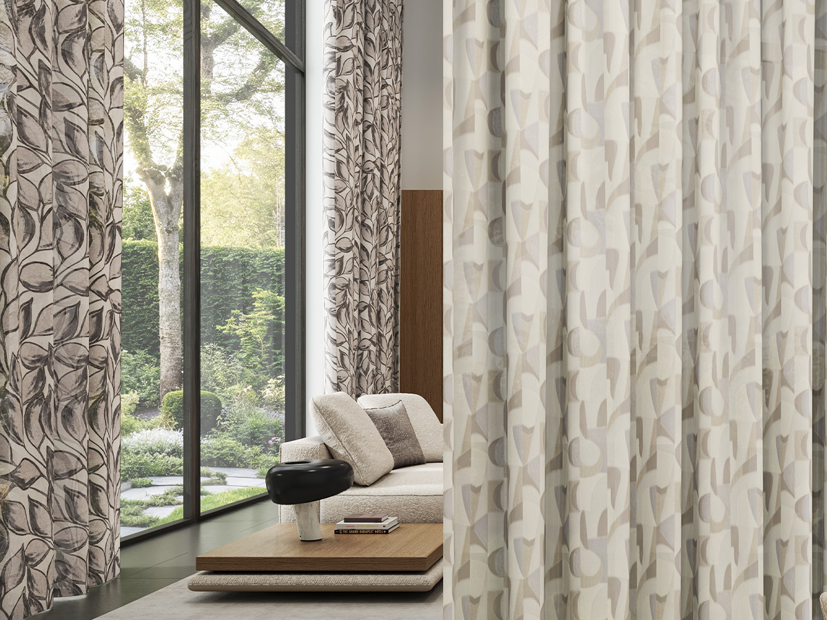 Blattmustergardine Stefano im Wohnzimmer (links). Im Vordergrund rechts Gardine Berina.